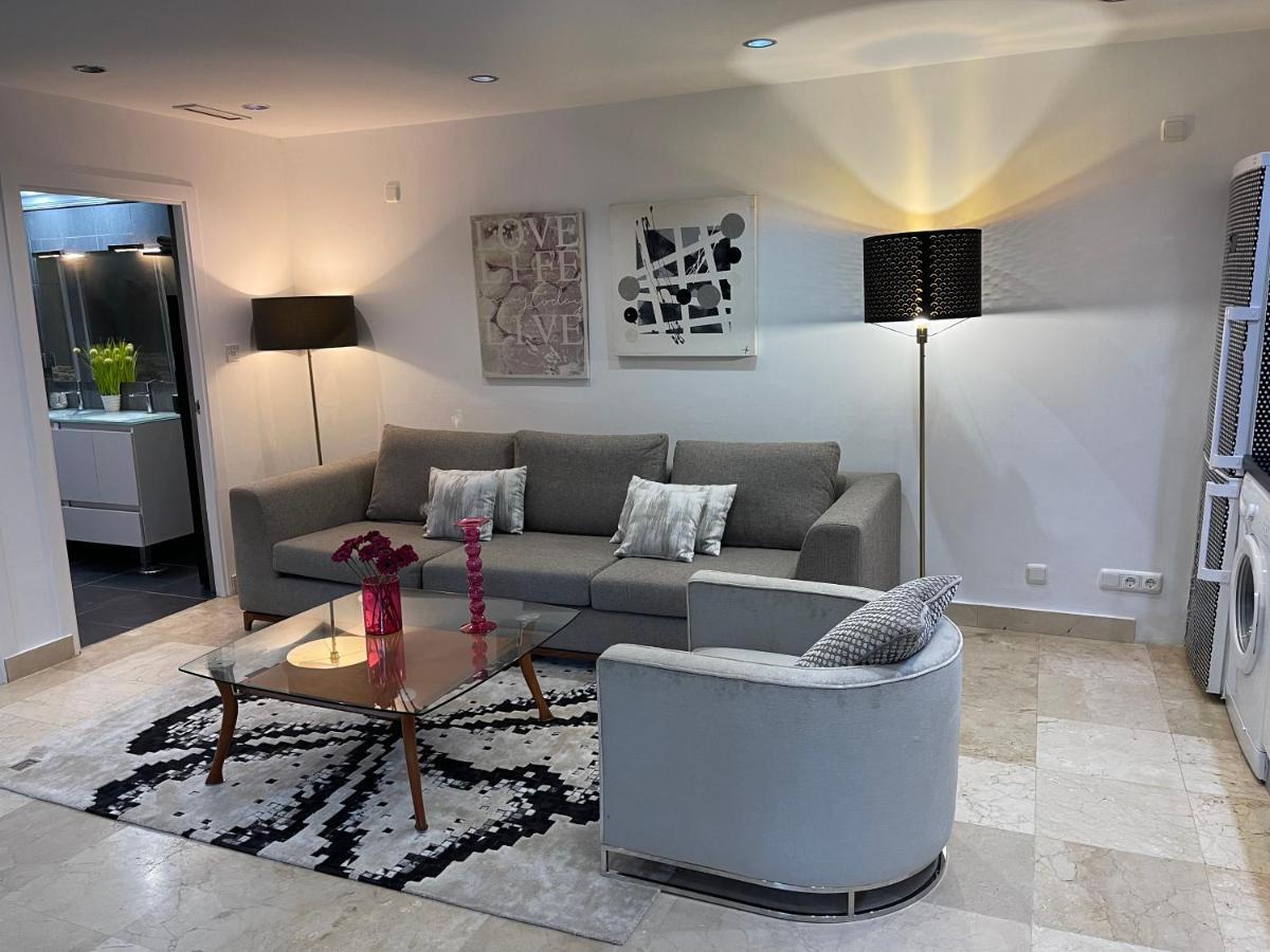 Puerto Banus Lola *